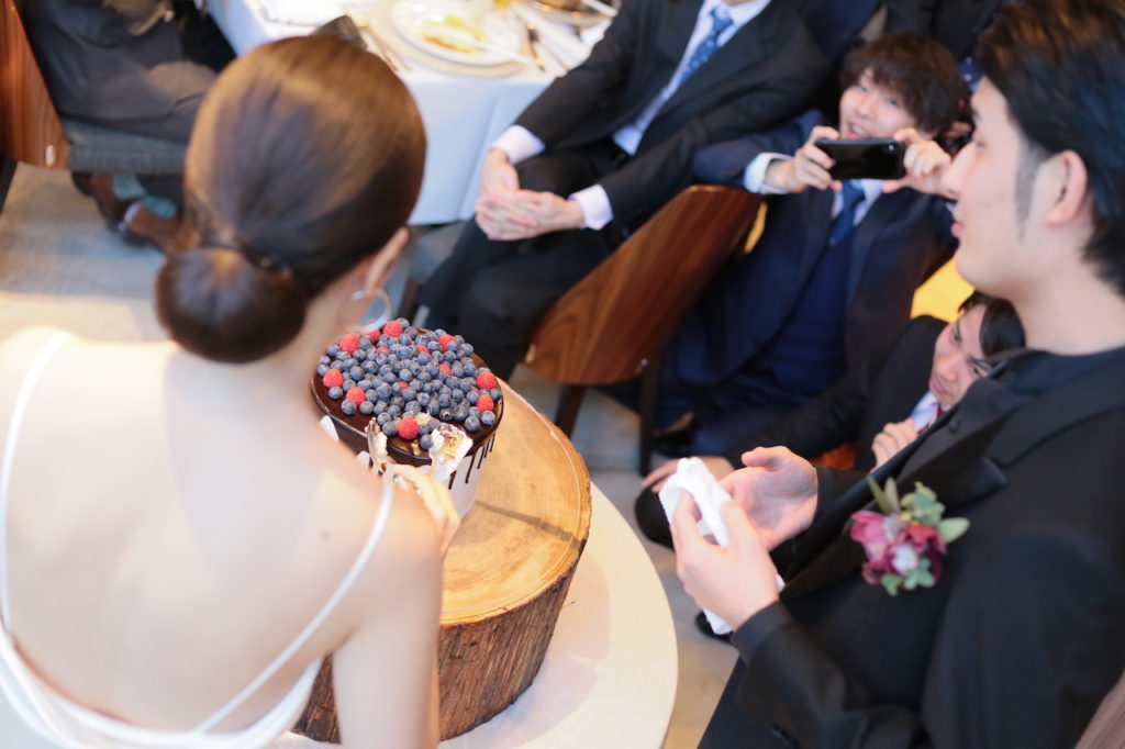 ケーキ入刀、おしゃれなウエディングケーキ、おしゃれな結婚式、結婚式したくない、コロナで悩む、福岡レストランウエディング、福岡フリーウエディングプランナー