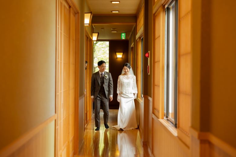 新郎新婦、廊下、結婚式、旅館、温泉、福岡、旅する、フリーウエディングプランナー福岡、北九州、山口