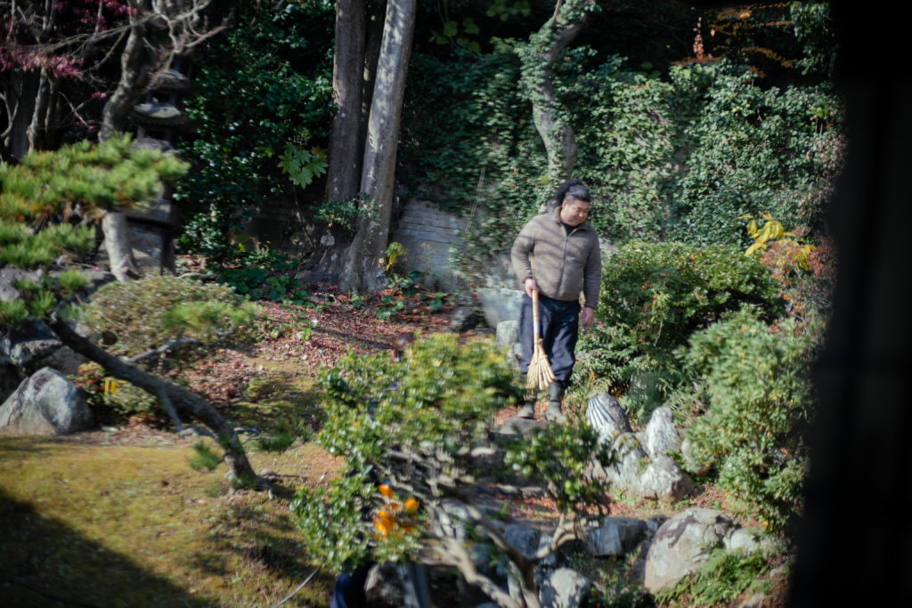 庭の手入れをする男性