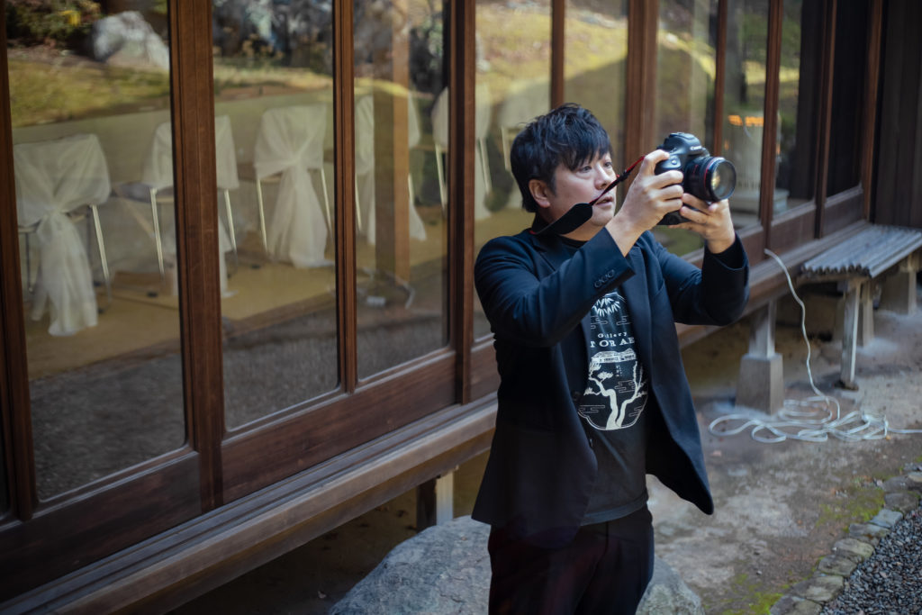 写真を撮る男性