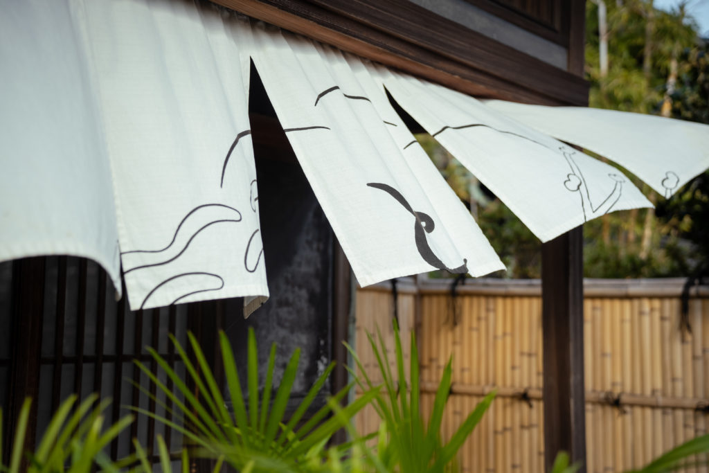 風になびく暖簾