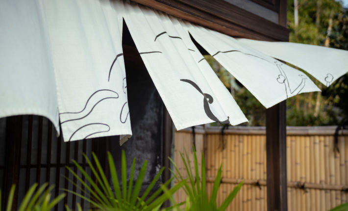 風になびく暖簾