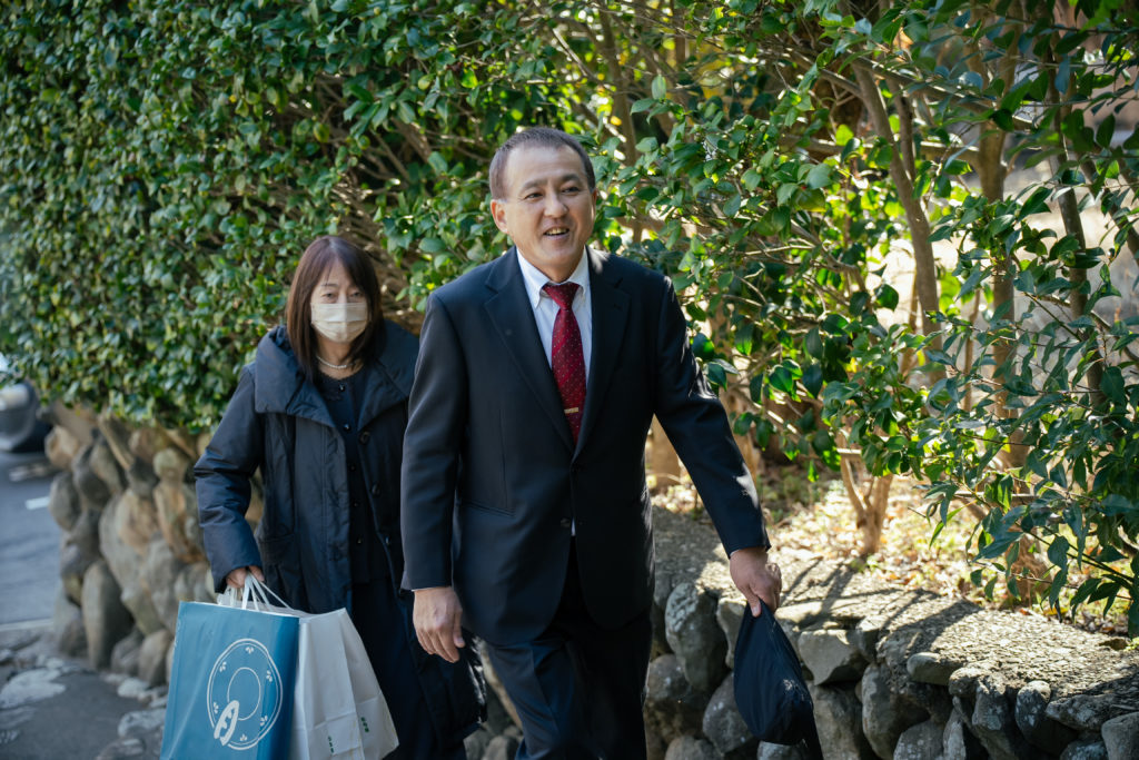 階段を上る夫婦