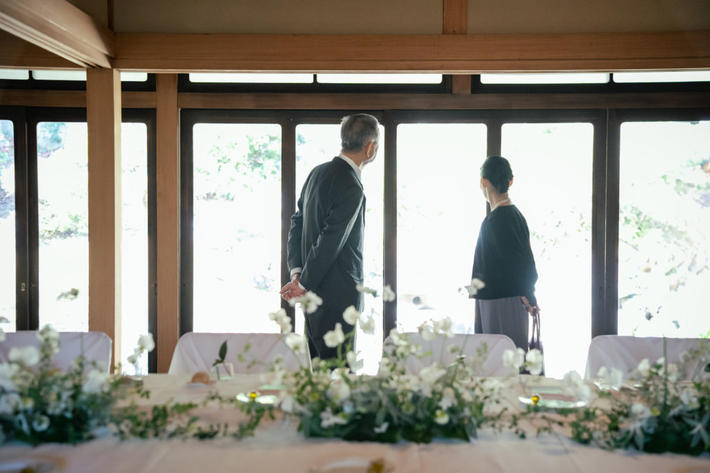 庭を眺める夫婦