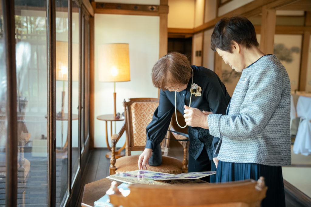 albumを見る女性