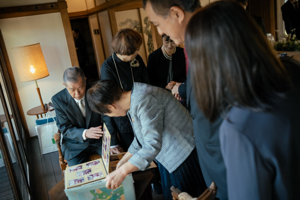 アルバムを見る人たち