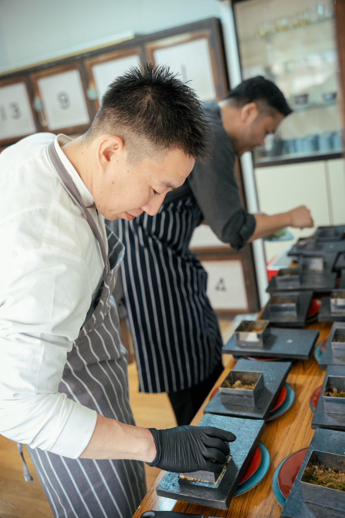料理するシェフ