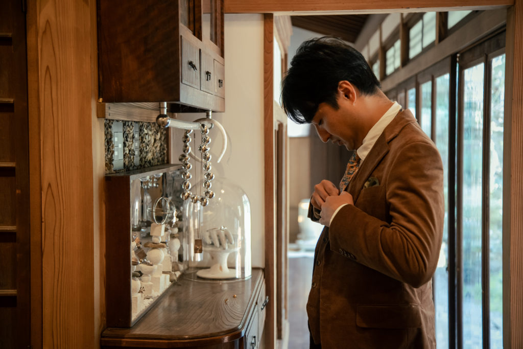 ネクタイを結ぶ新郎