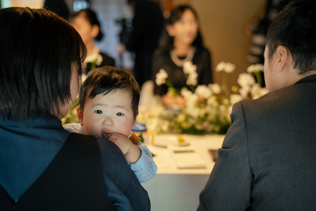 見つめる赤ちゃん