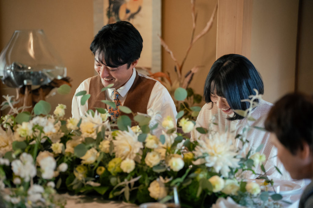 笑顔の新郎新婦