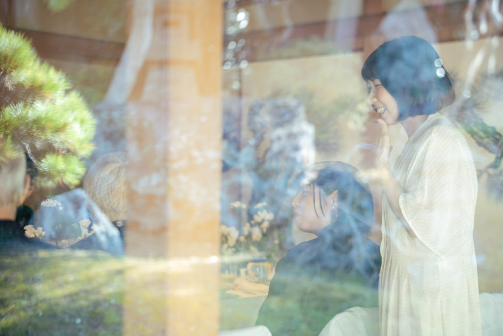 窓越しに写る新婦