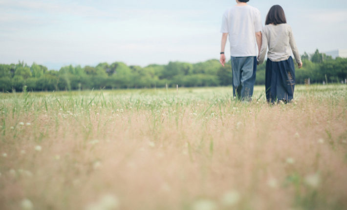 カップルの後ろ姿