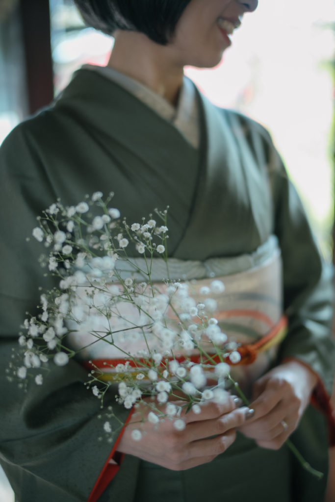 かすみそうを持つ新婦