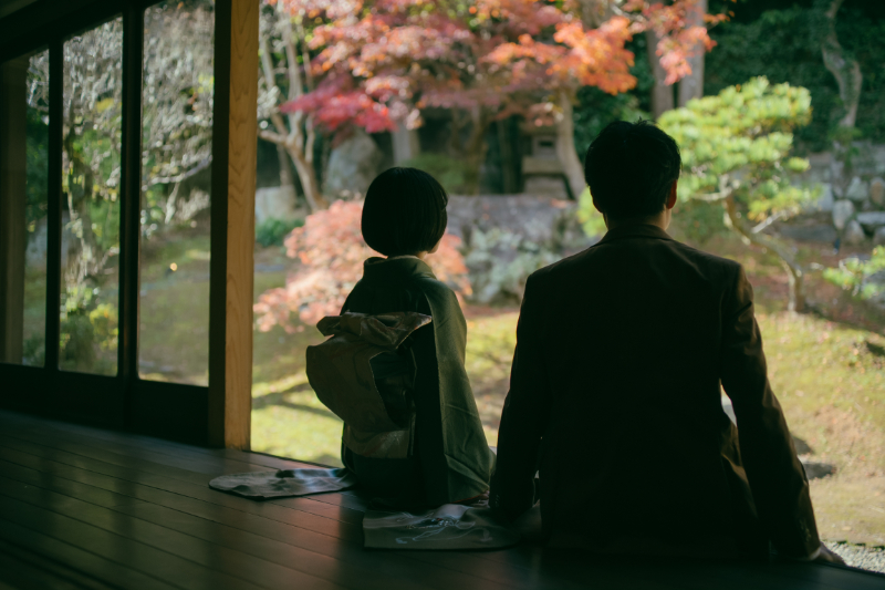 縁側に座る新郎新婦