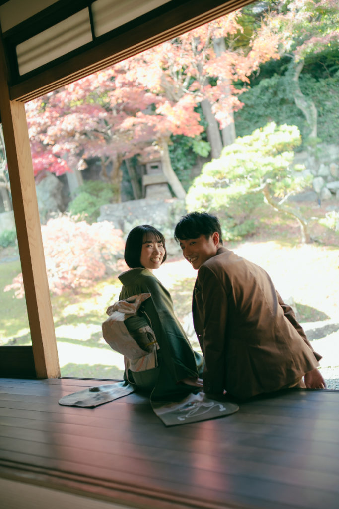 振り向く新郎新婦