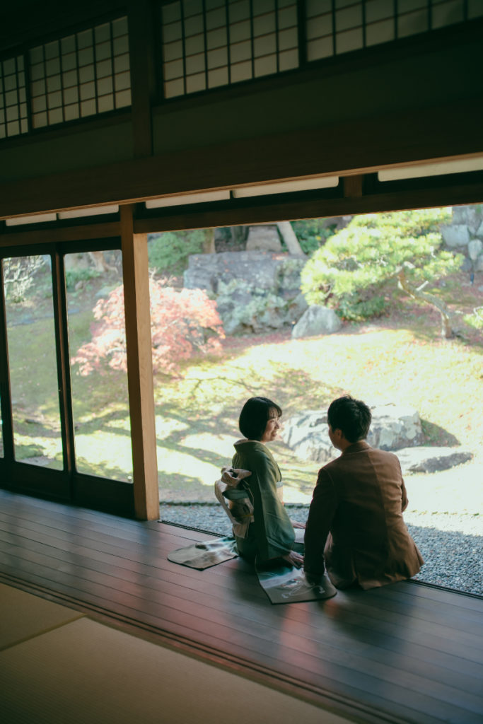 庭を眺める新郎新婦