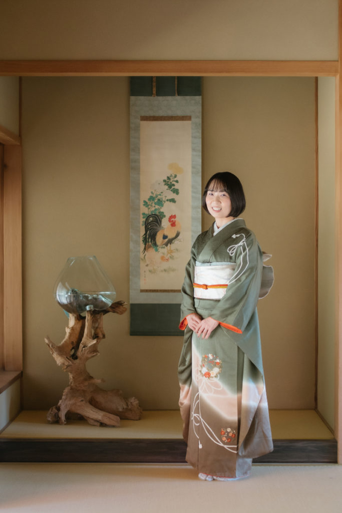 床の間に立つ新婦