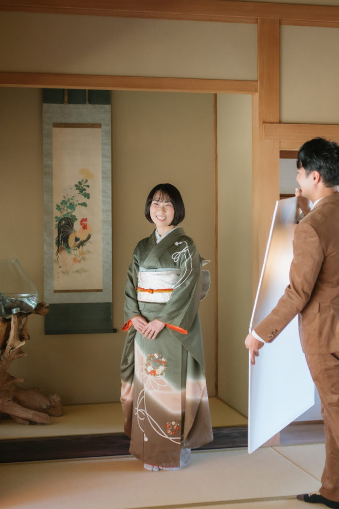 ,着物の新婦とレフ板を持つ新郎