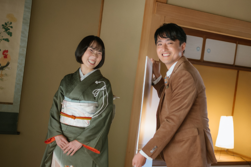 振り返る新郎新婦