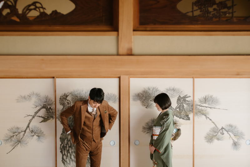 襖の前の新郎新婦