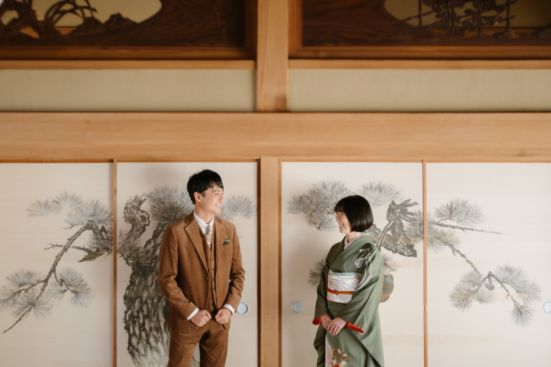 襖の前の新郎新婦