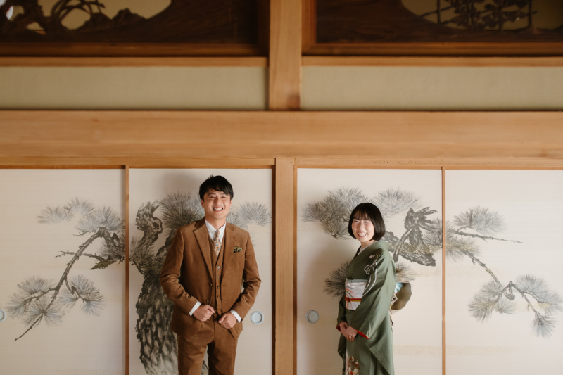 襖の前の新郎新婦