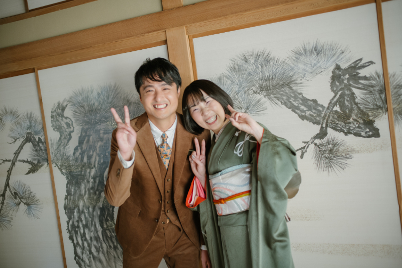 ピースする新郎新婦