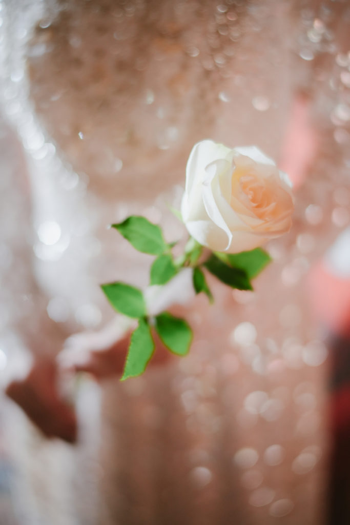 薔薇を持つ新婦