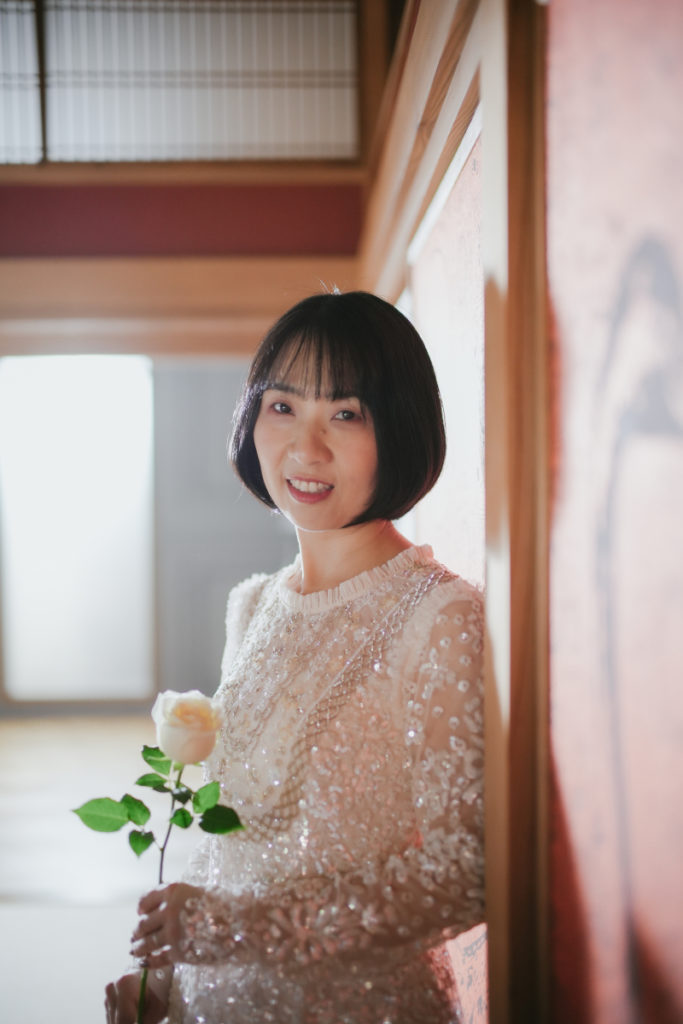 薔薇を持つ新婦