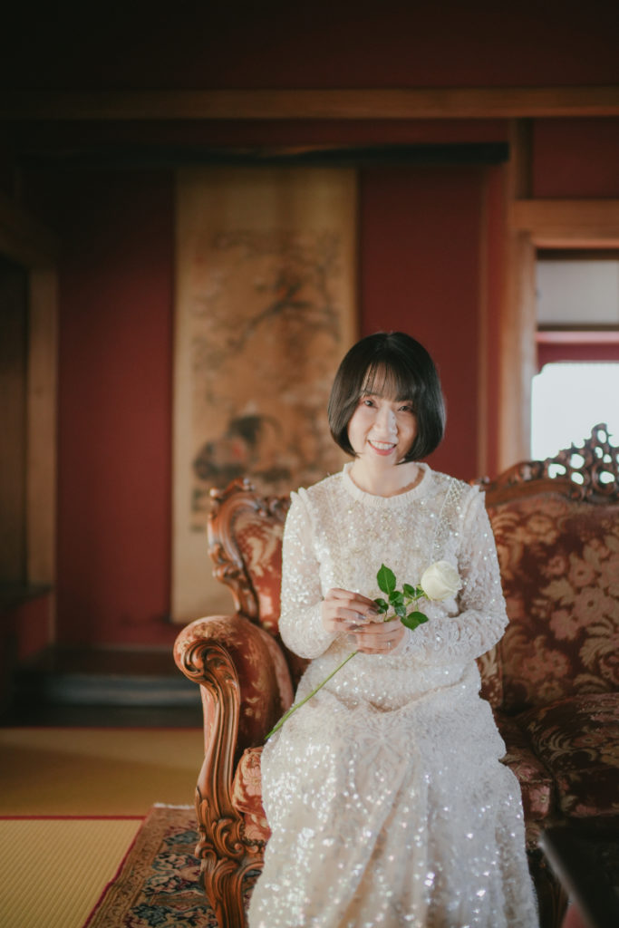 ソファに座る新婦