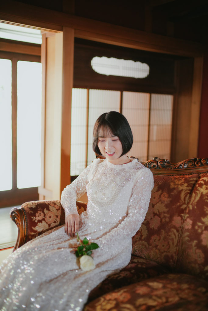 ソファに座る新婦