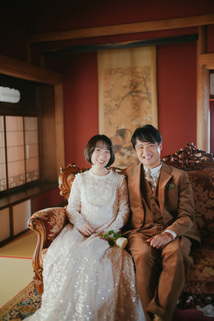 ソファに座る新郎新婦