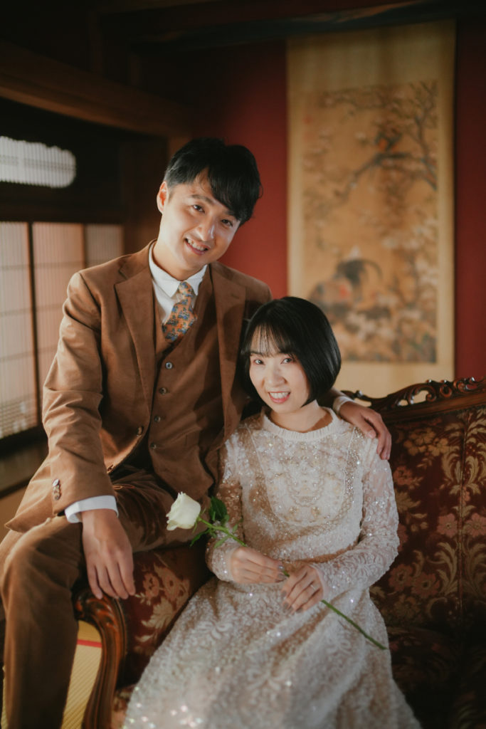 ソファに座る新郎新婦