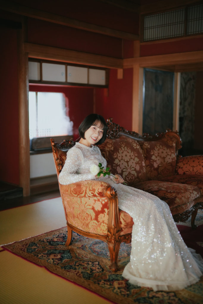 ソファに座る新婦