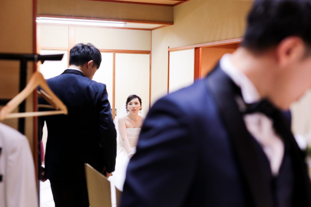 控室の新郎新婦