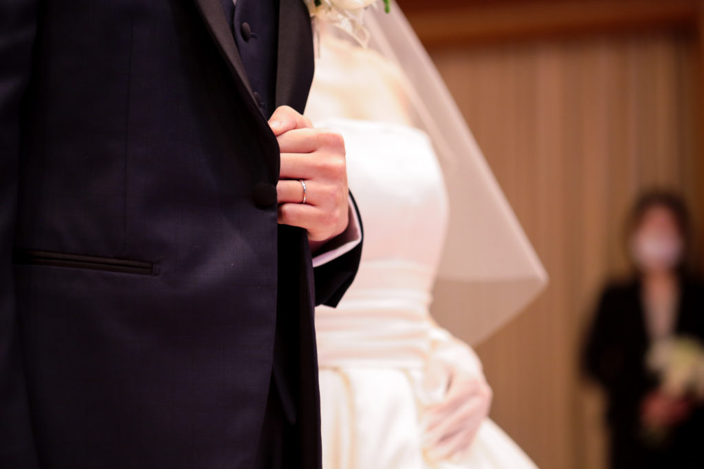 腕を組む新郎新婦