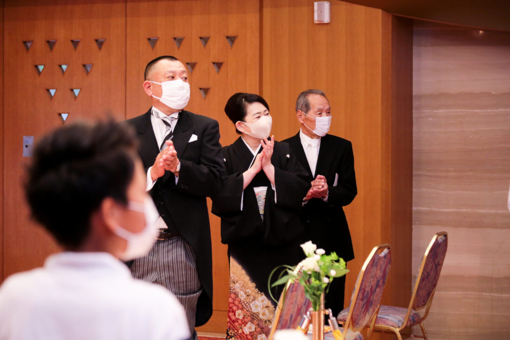 拍手をする両親