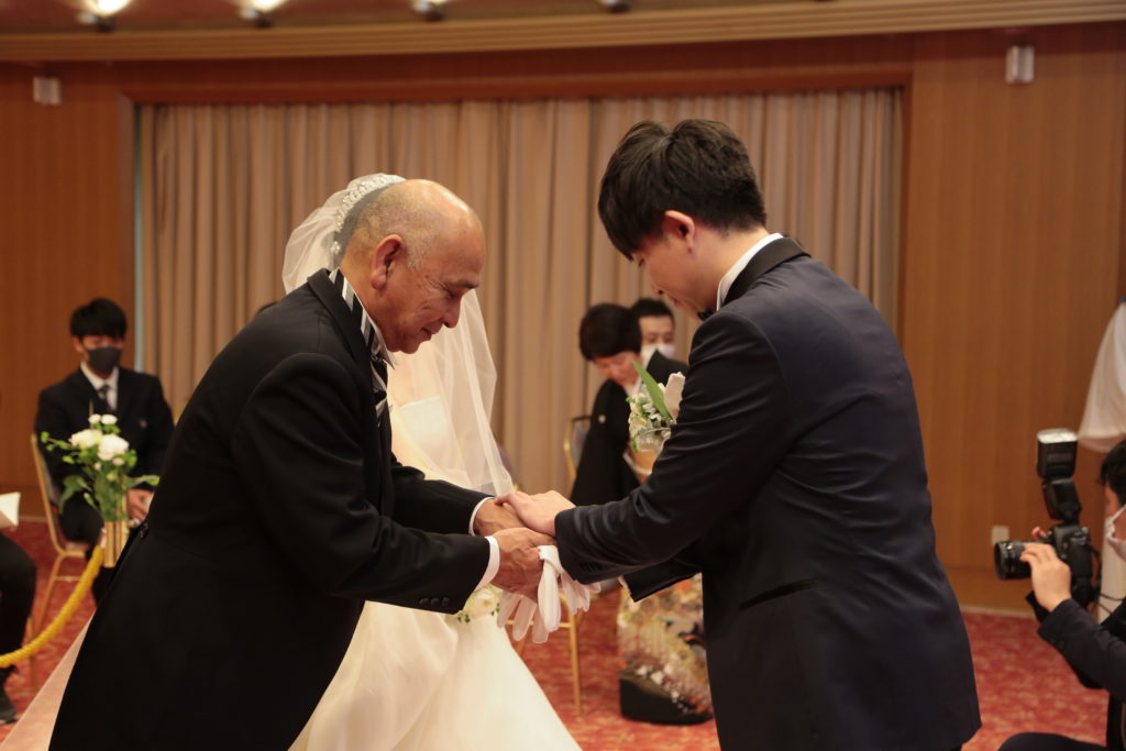 新郎と父の握手
