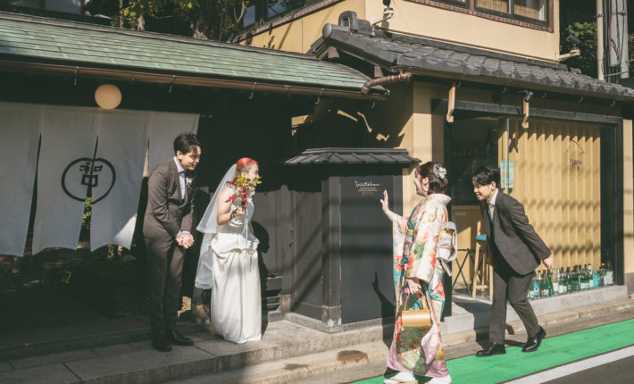 新郎新婦がゲストをお出迎えする、福岡のフリープランナーと創るレストランウエディング