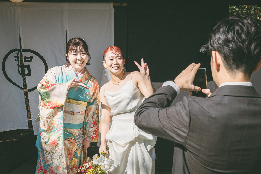 福岡のフリープランナーと創るレストランウエディングで、新郎新婦がゲストをお出迎え