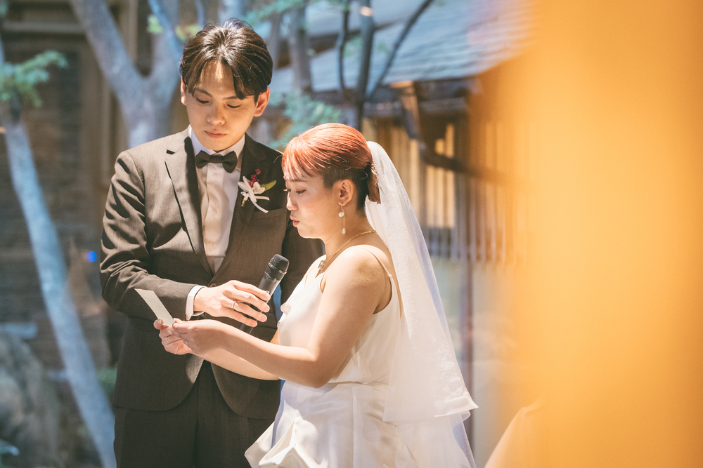 福岡フリーウエディングプランナーが演出する結婚式で、マイクを持って挨拶をする新郎新婦