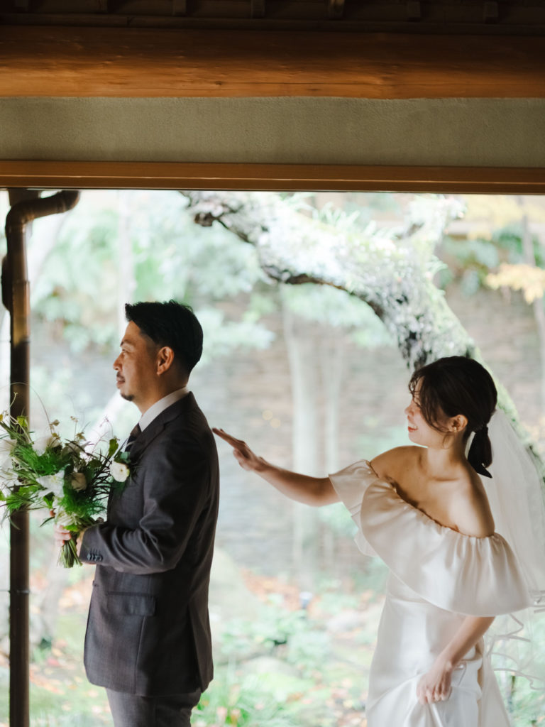 福岡のフリープランナーによるレストランウエディングでファーストミートをする新郎新婦