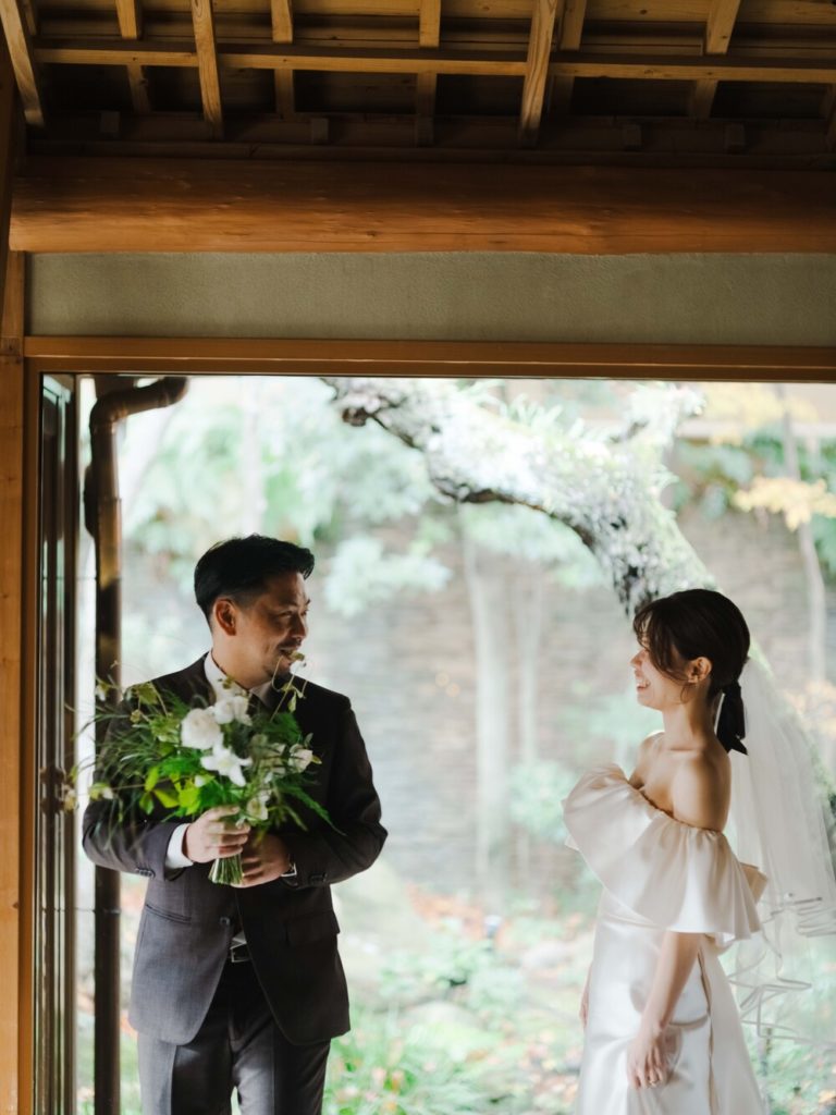 福岡のフリーウエディングプランナーによる結婚式で、挙式前にファーストミートで対面する新郎新婦