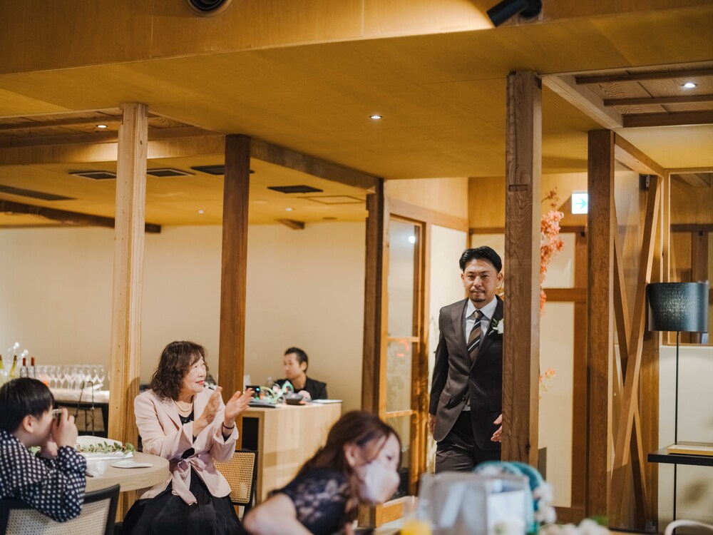 福岡のフリープランナーによる古民家レストランで人前式。新郎が入場する様子