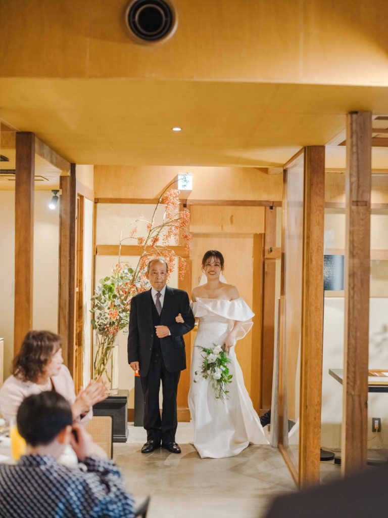 フリープランナーによる福岡のレウストランウエディングで新婦と父の入場