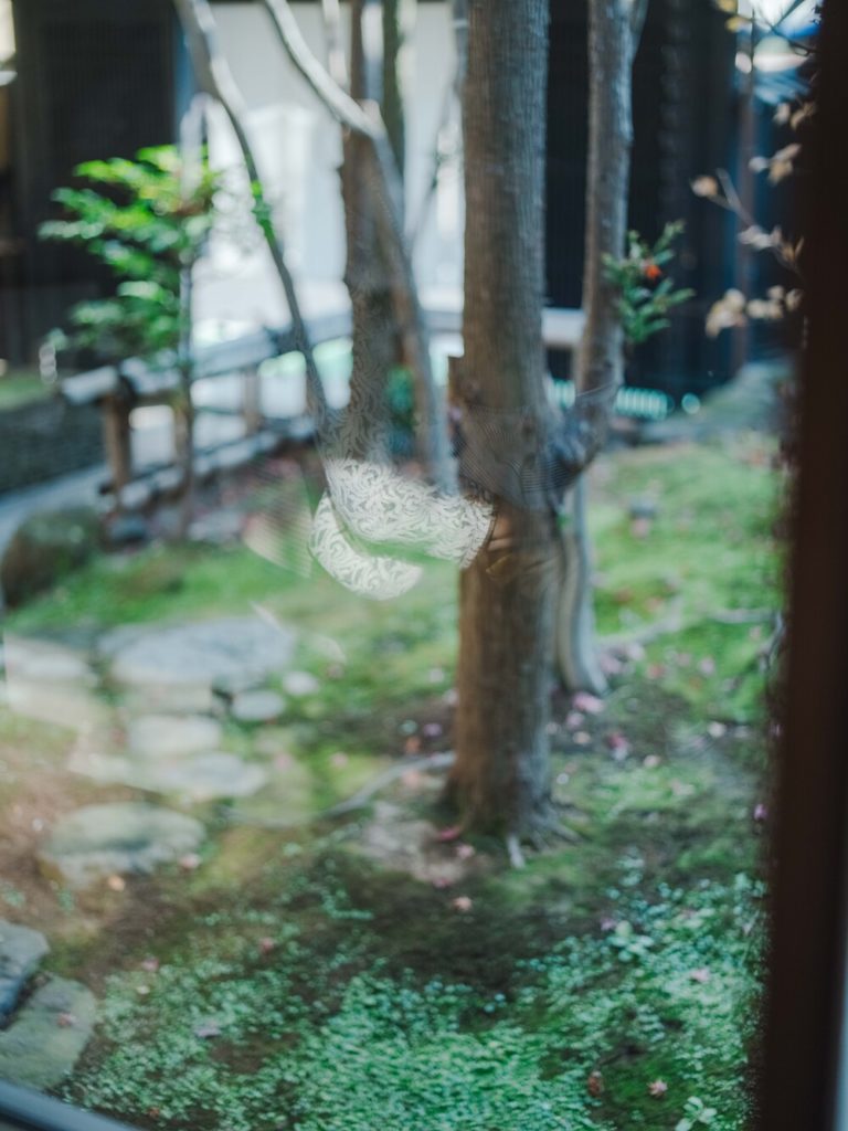 福岡のフリーウエディングプランナーによるレストランウエディングで窓に映る女性