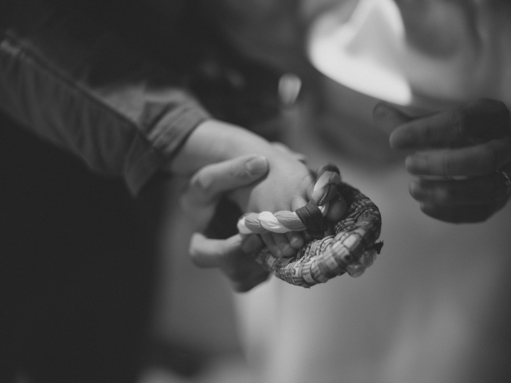 福岡のフリープランナーが手がけた結婚式で、草鞋を履いたお子供の足元