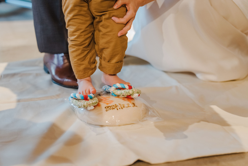 福岡のフリープランナーによる結婚式でお子様が草鞋を履いて餅を踏む足元