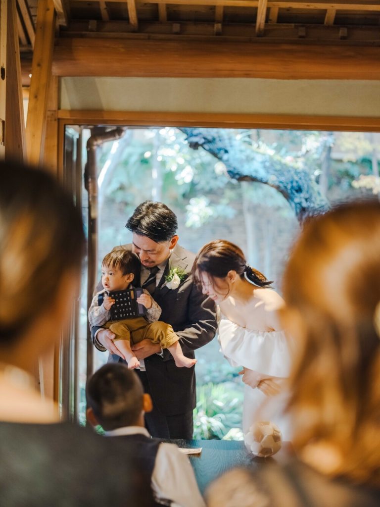 九州のフリープランナーによる結婚式で新郎新婦とお子様がイベントをしている様子