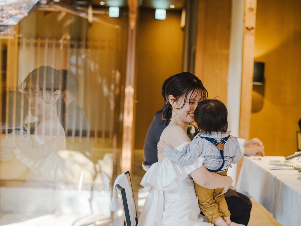 九州のフリープランナーがプロデュースした結婚式の新婦がお子様を抱っこする様子